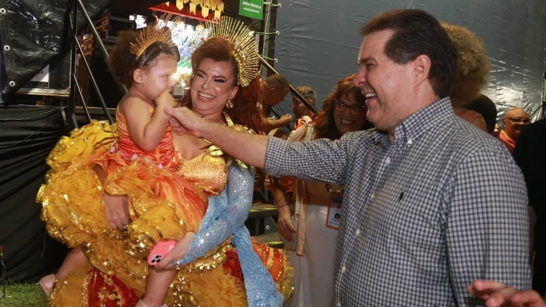 grupo de pessoas posa para a foto